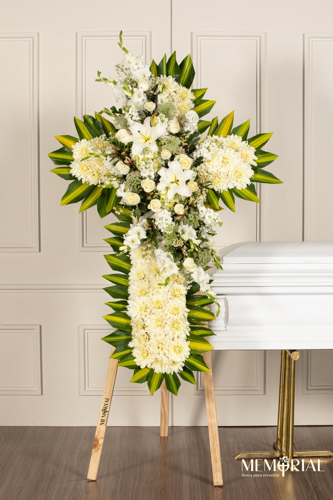 Cruz de Condolencias de Dalias, Rosas Blancas, Lirios y Gladiolos