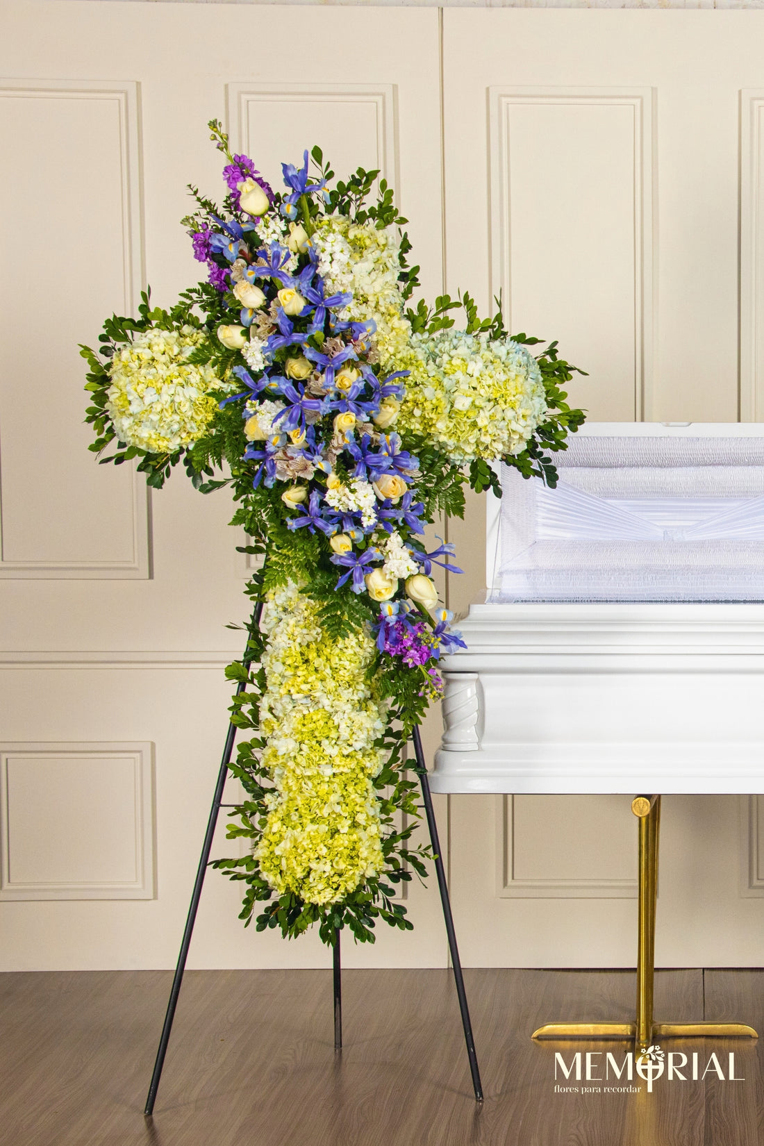 Cruz de Condolencias de Rosas Blancas y Astromelias