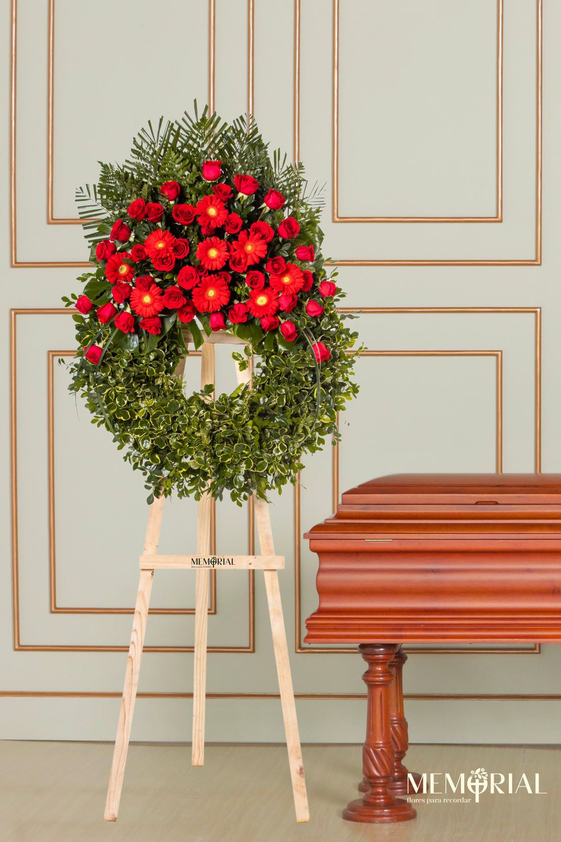 Corona Circular de Coprosma con Rosas Rojas y Gerberas