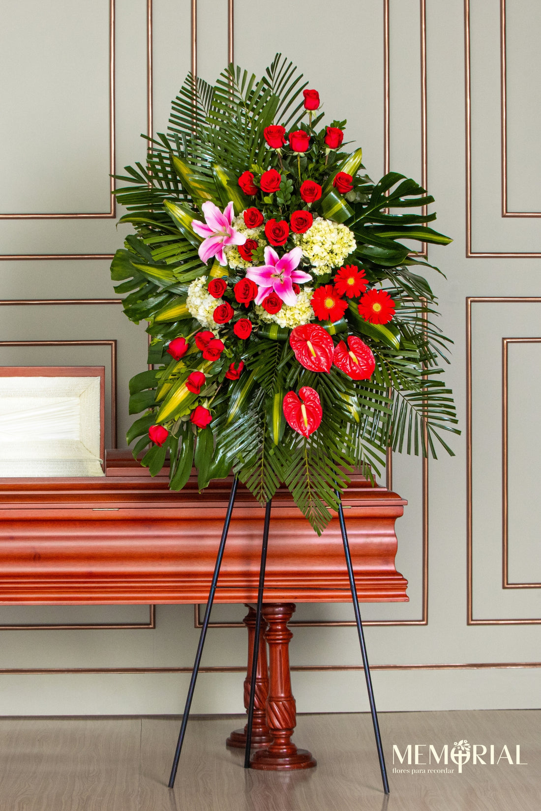 Corona Circular de Hortensias con Rosas Rojas y Gerberas