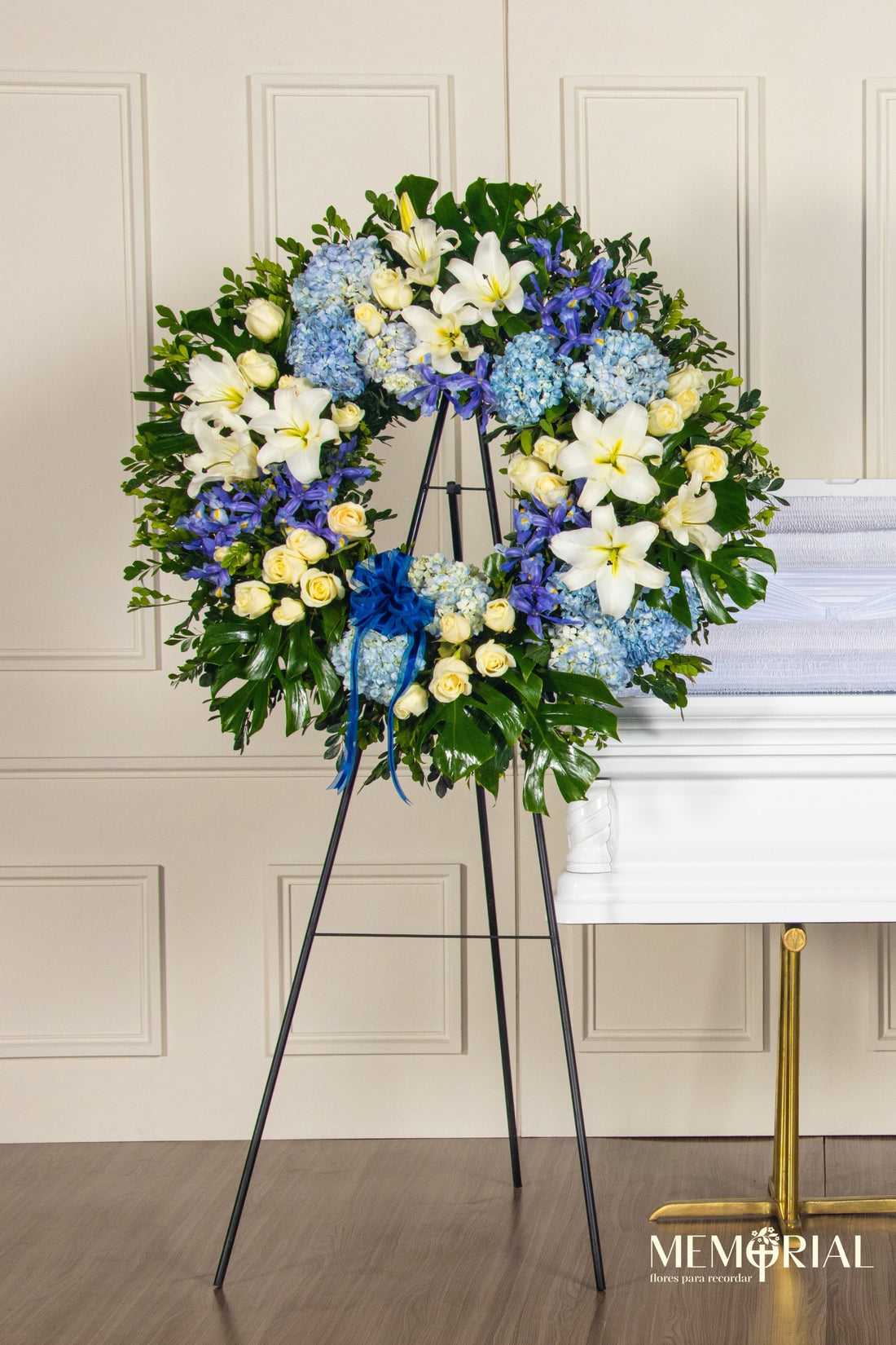 Corona Circular de Hortensias con Rosas Blancas y Liliums
