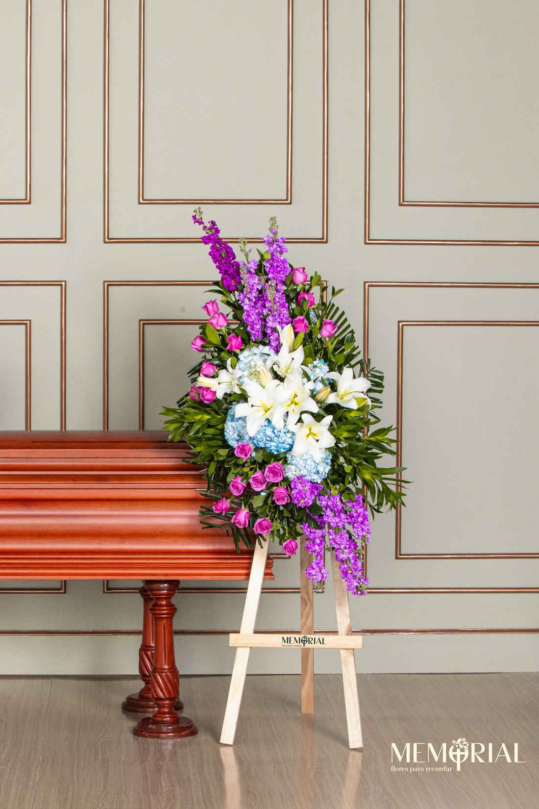 Lágrima de Condolencias de Hortensias, Rosas Lilas y Alhelí