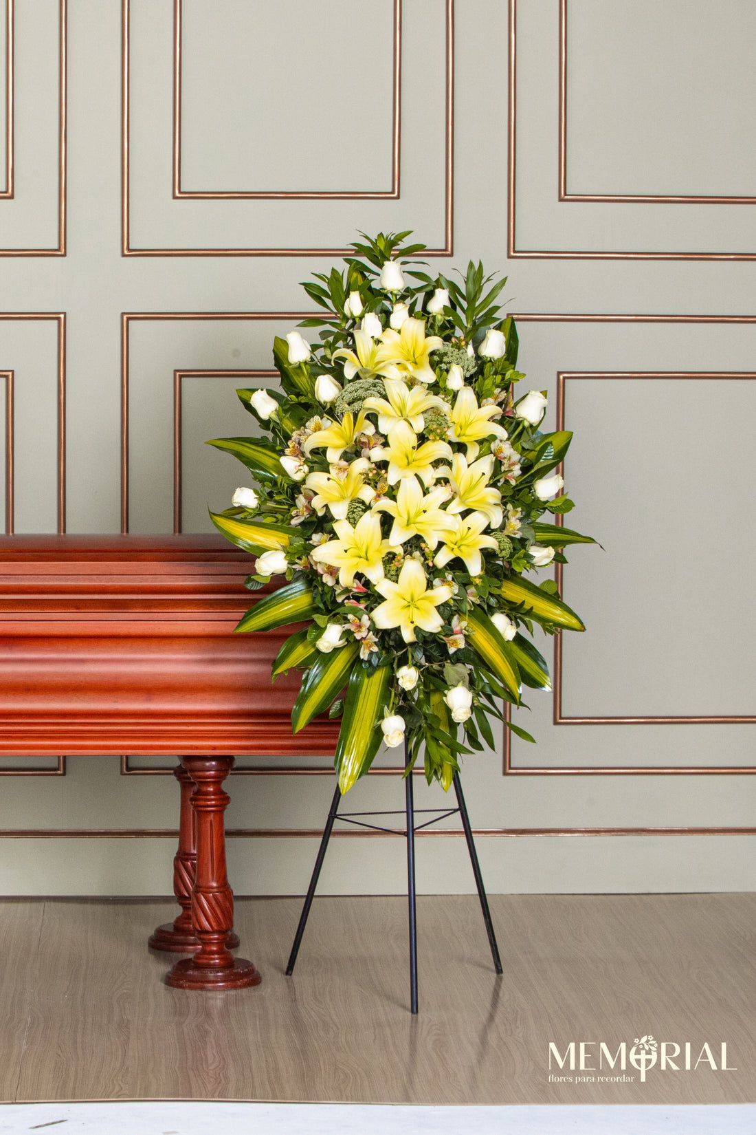 Lágrima de Condolencias de Rosas Blancas y Liliums
