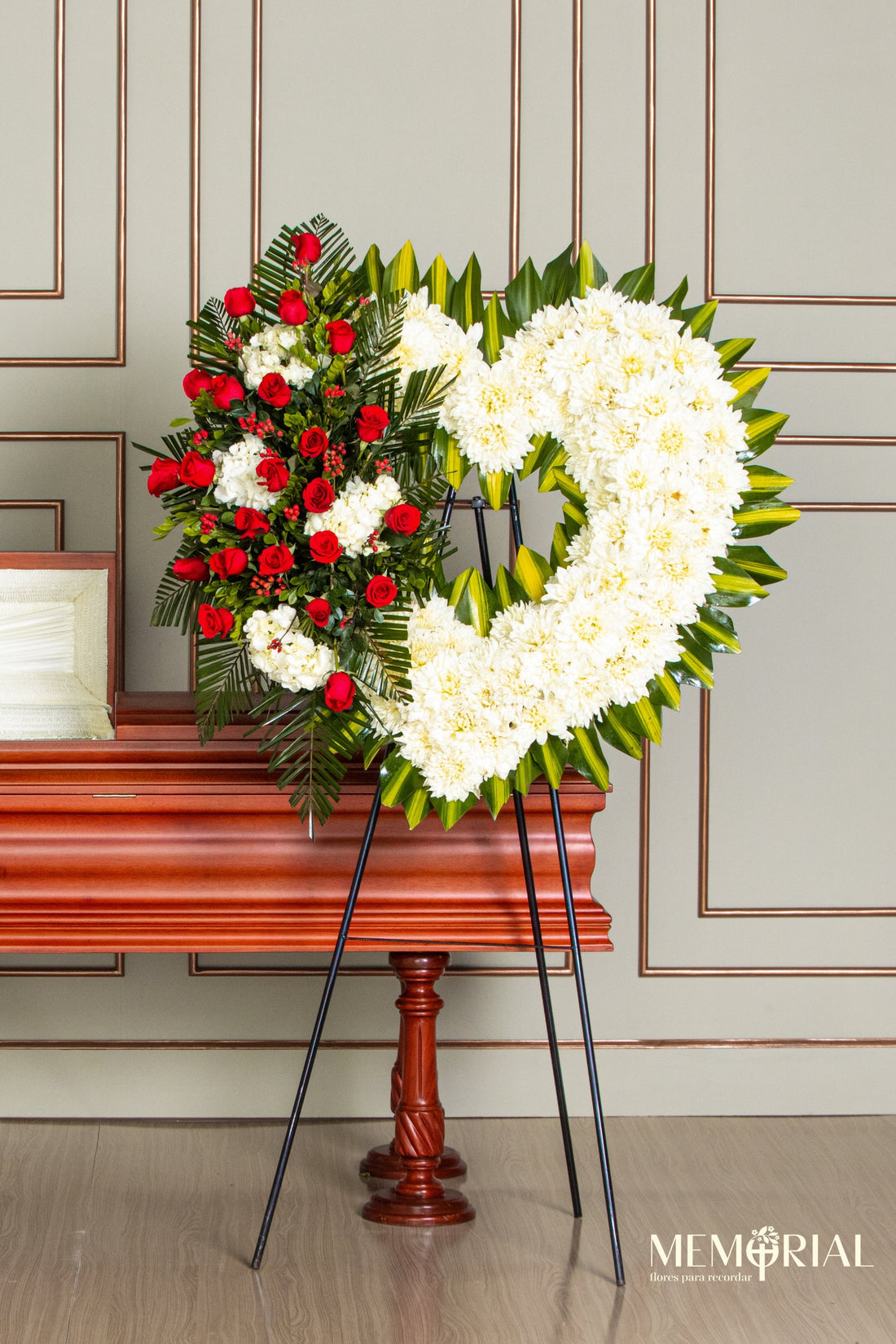 Corazón de Gratitud con Dalias y Lazo de Rosas y Gerberas
