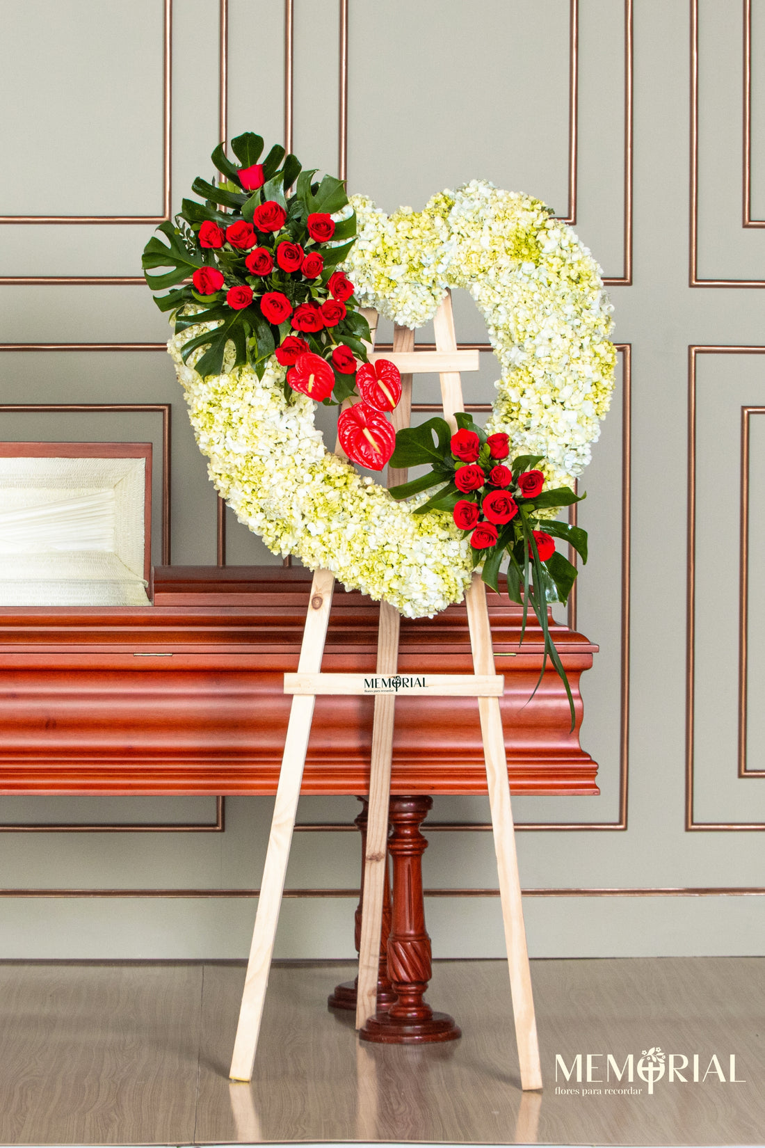 Elegancia Roja con Rosas y Hortensias