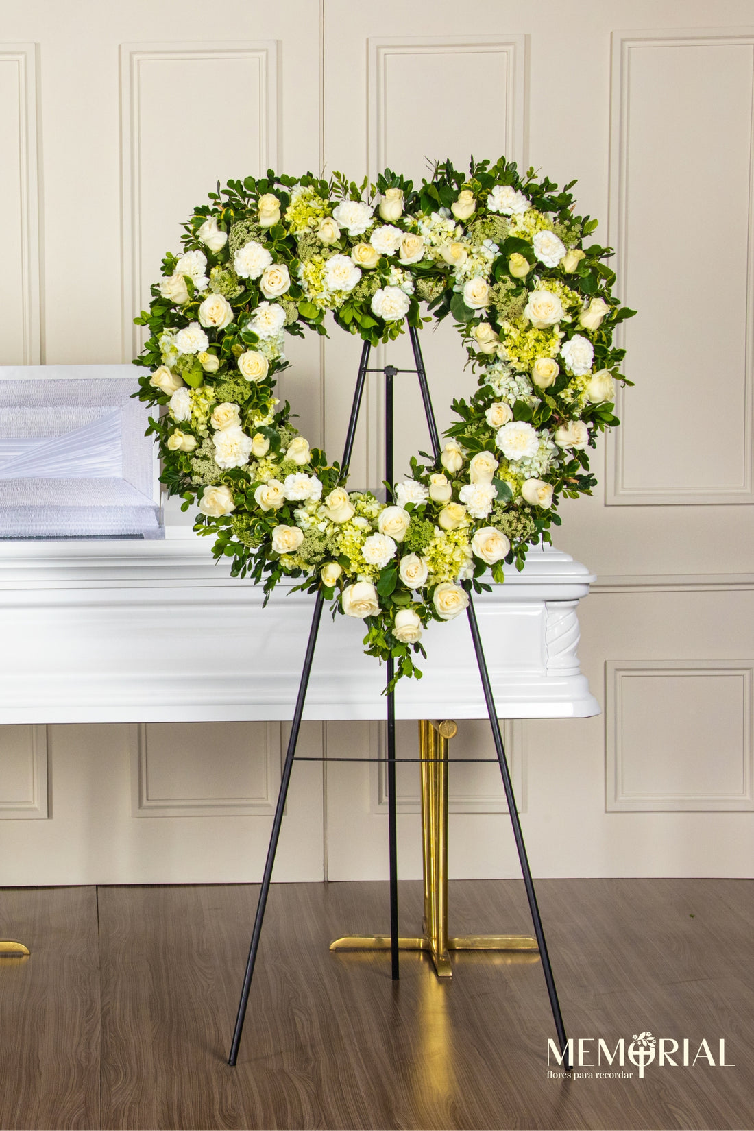Eterna Paz con Hortensias, Rosas Blancas y Claveles