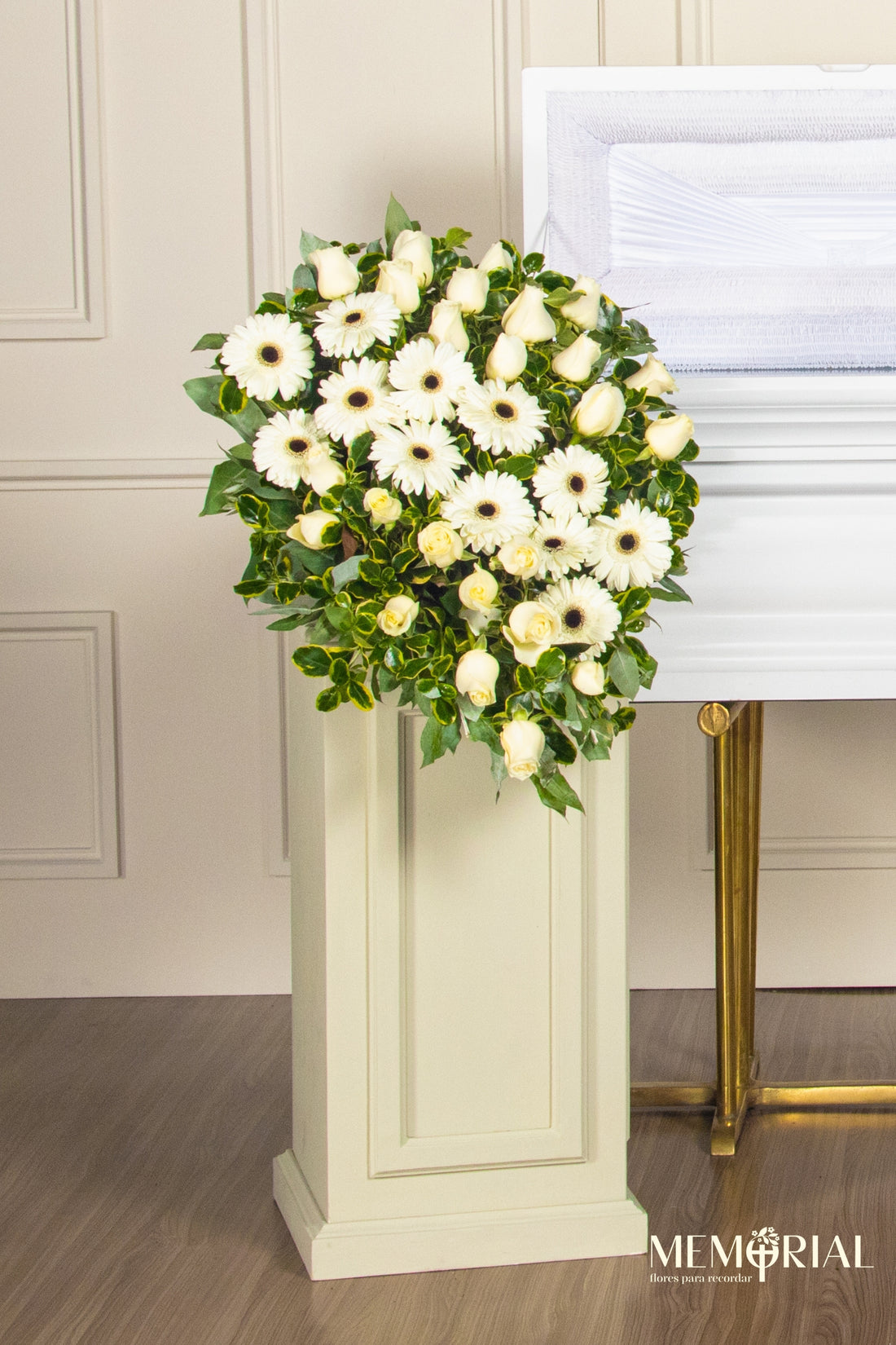 Lágrima de Piso con Rosas Blancas y Gerberas