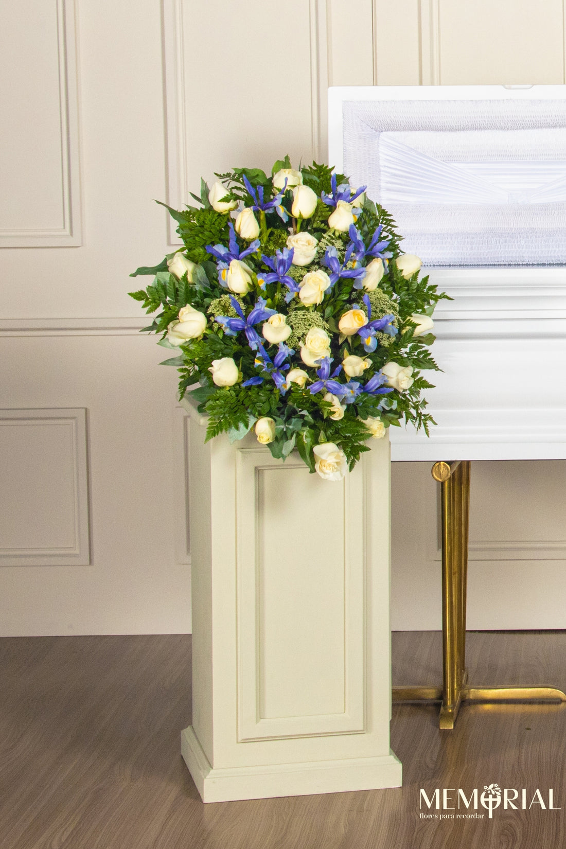 Lágrima de Piso con Rosas Blancas e Iris