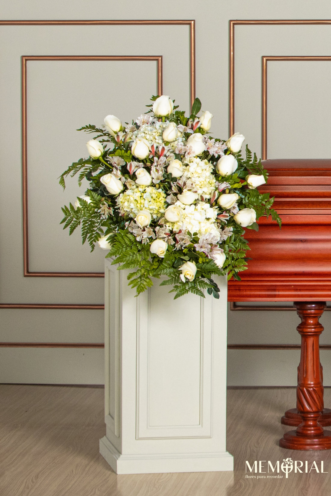 Lágrima de Piso con Rosas Blancas, Hortensia y Astromelias