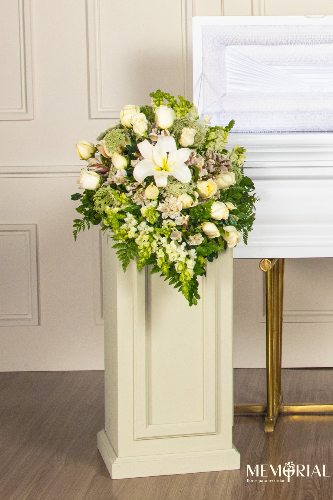Lágrima de Piso con Rosas Blancas, Liliums y Astromelia