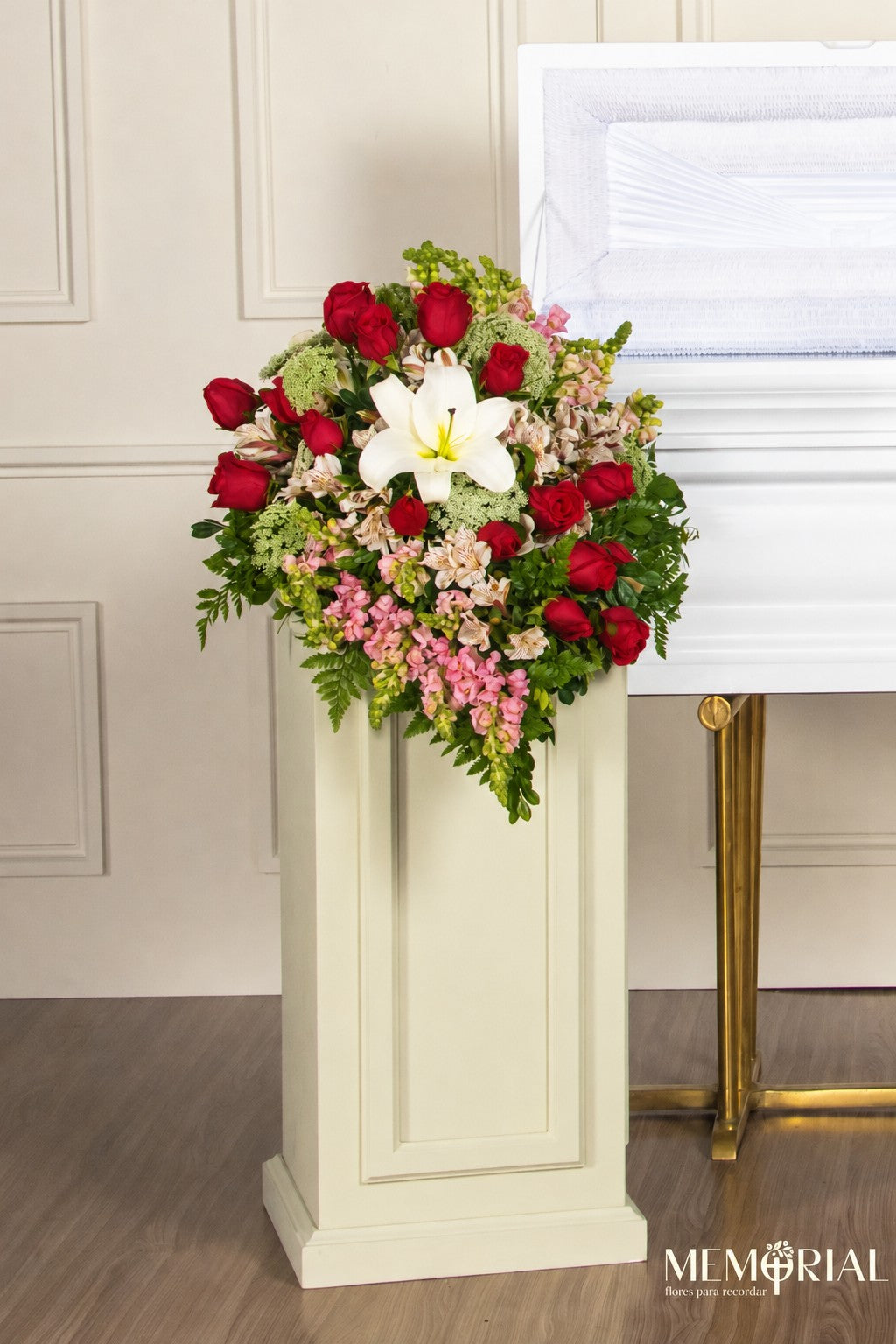 Lágrima de Piso con Rosas Blancas, Liliums y Astromelia – lágrima fúnebre para funeral en Lima