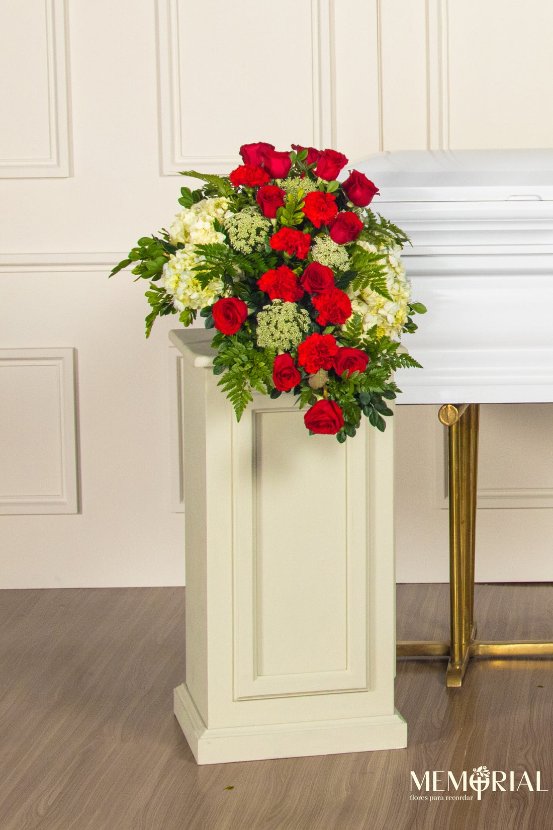 Lágrima de Piso con Rosas Rojas, Clavelon y Hortensia