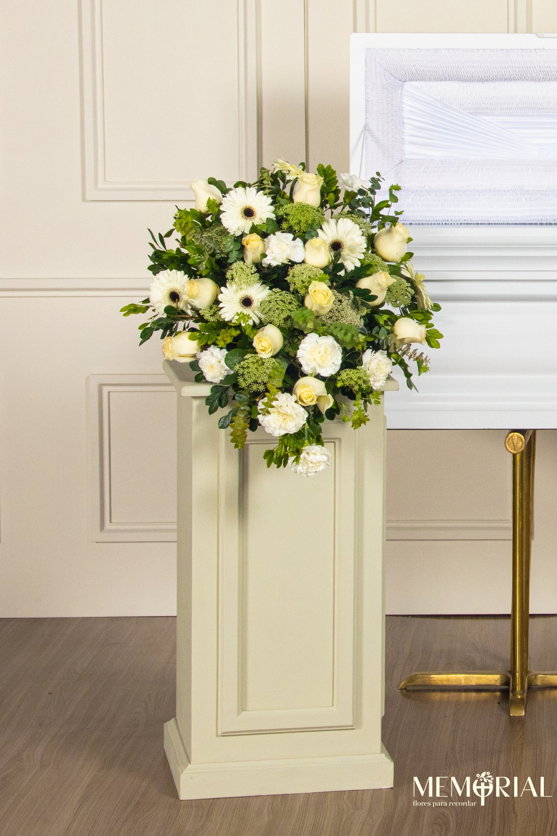 Lágrima de Piso con Rosas Blancas, Gerberas y Claveles