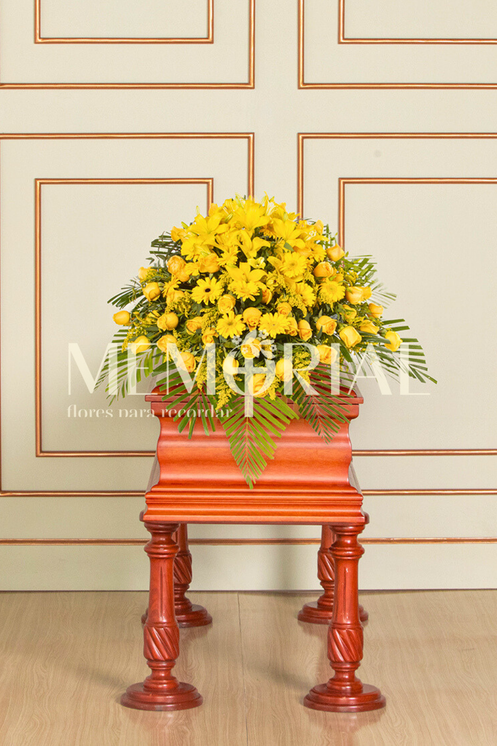 Manto de Condolencias con Rosas Amarillas y Liliums