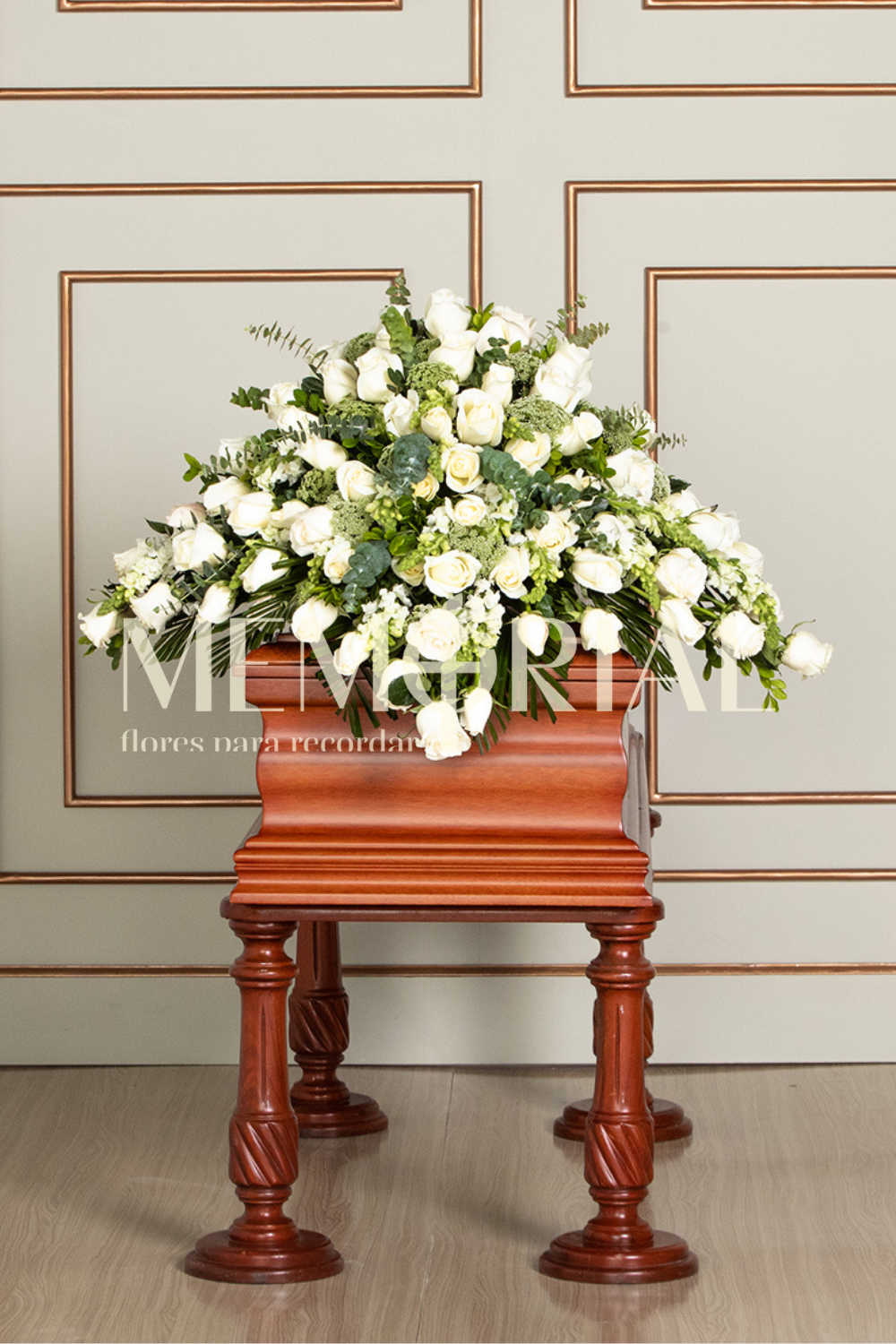 Manto de Condolencias con Rosas Blancas