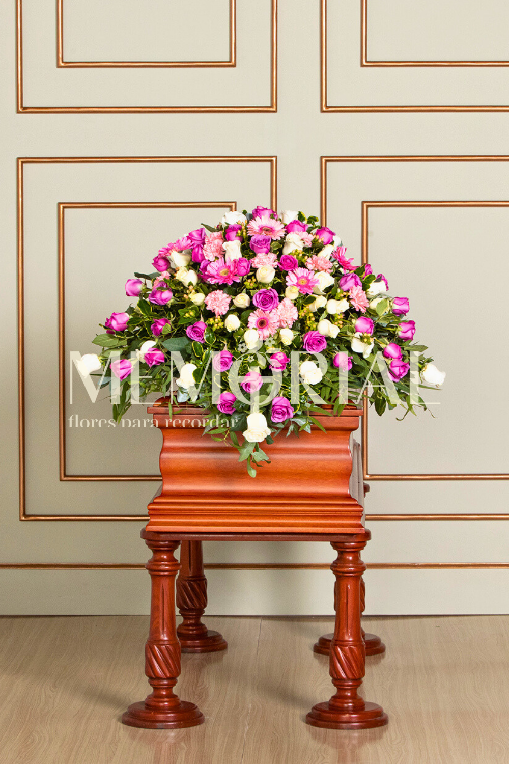 Manto de Condolencias con Rosas Lilas y Blancas