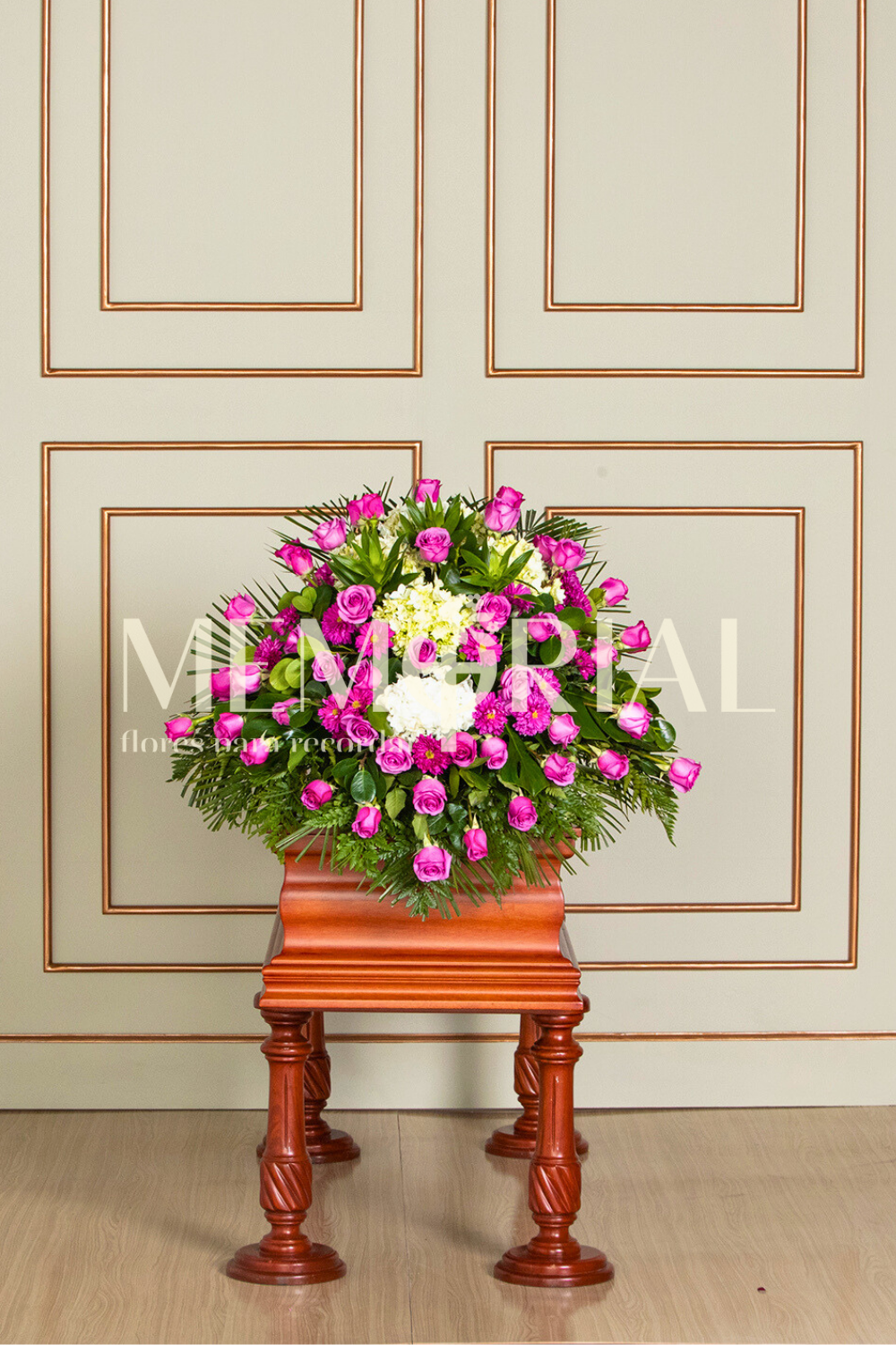 Manto de Condolencias con Rosas Lilas y Hortensias