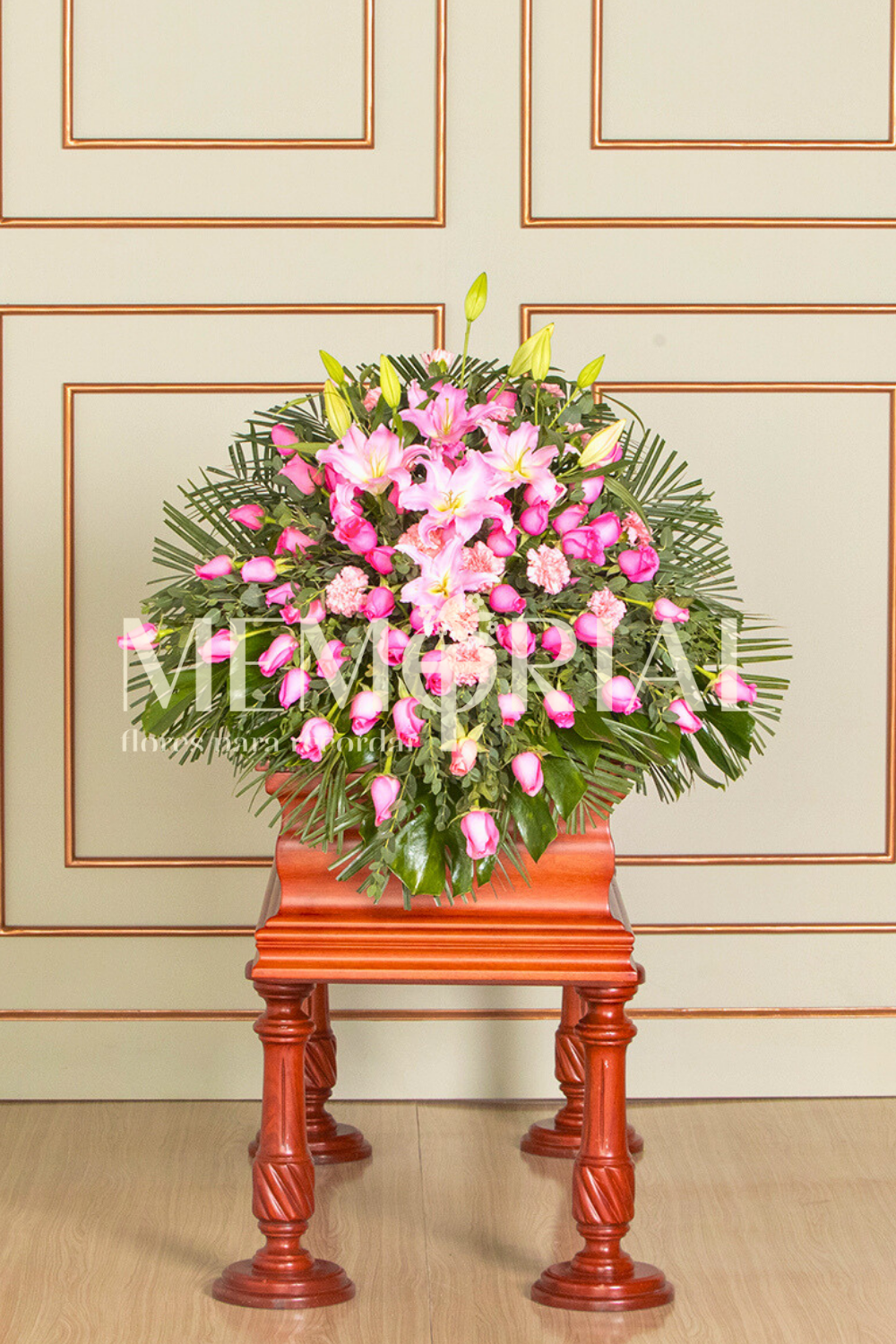Manto de Condolencias con Rosas Rosadas y Liliums