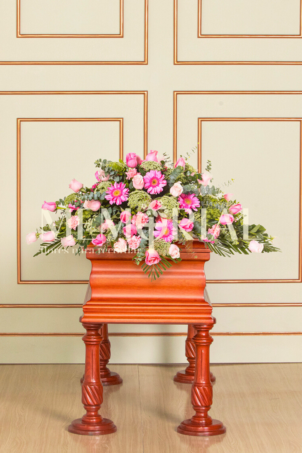 Manto de Condolencias con Rosas Rosadas y Titanic