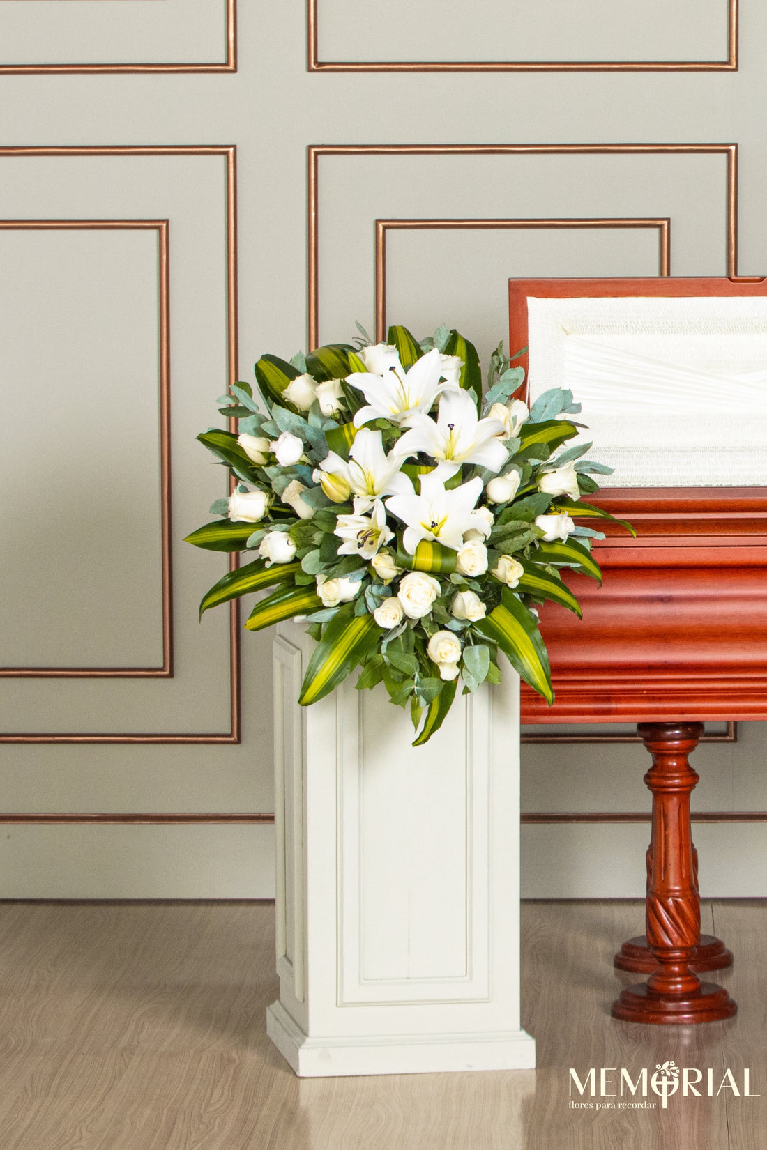 Lágrima de Piso con Rosas Blancas y Liliums