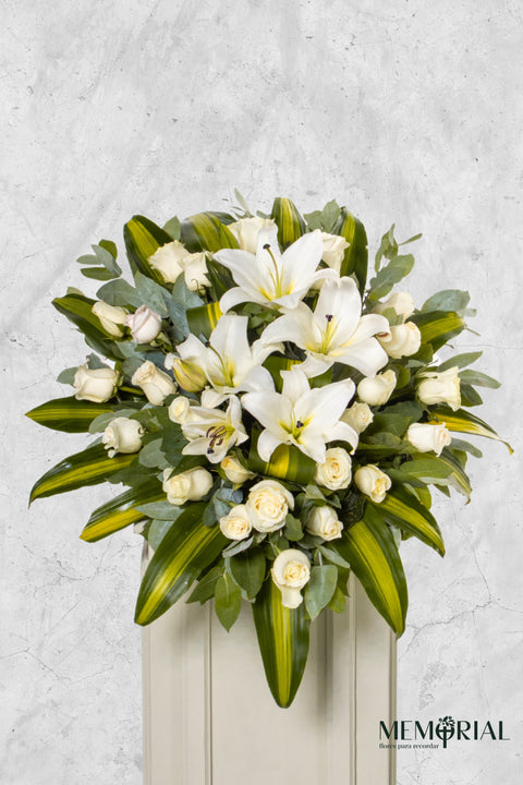 Lágrima de Piso con Rosas Blancas y Liliums – lágrima fúnebre para funeral en Lima
