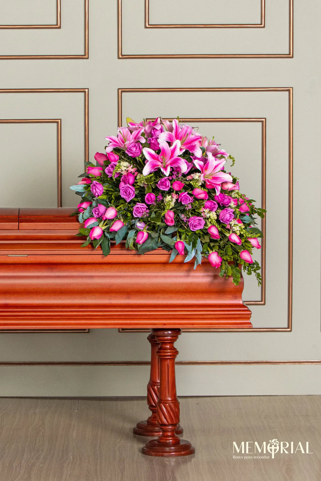Manto de Condolencias con Rosas Lilas y Rosadas