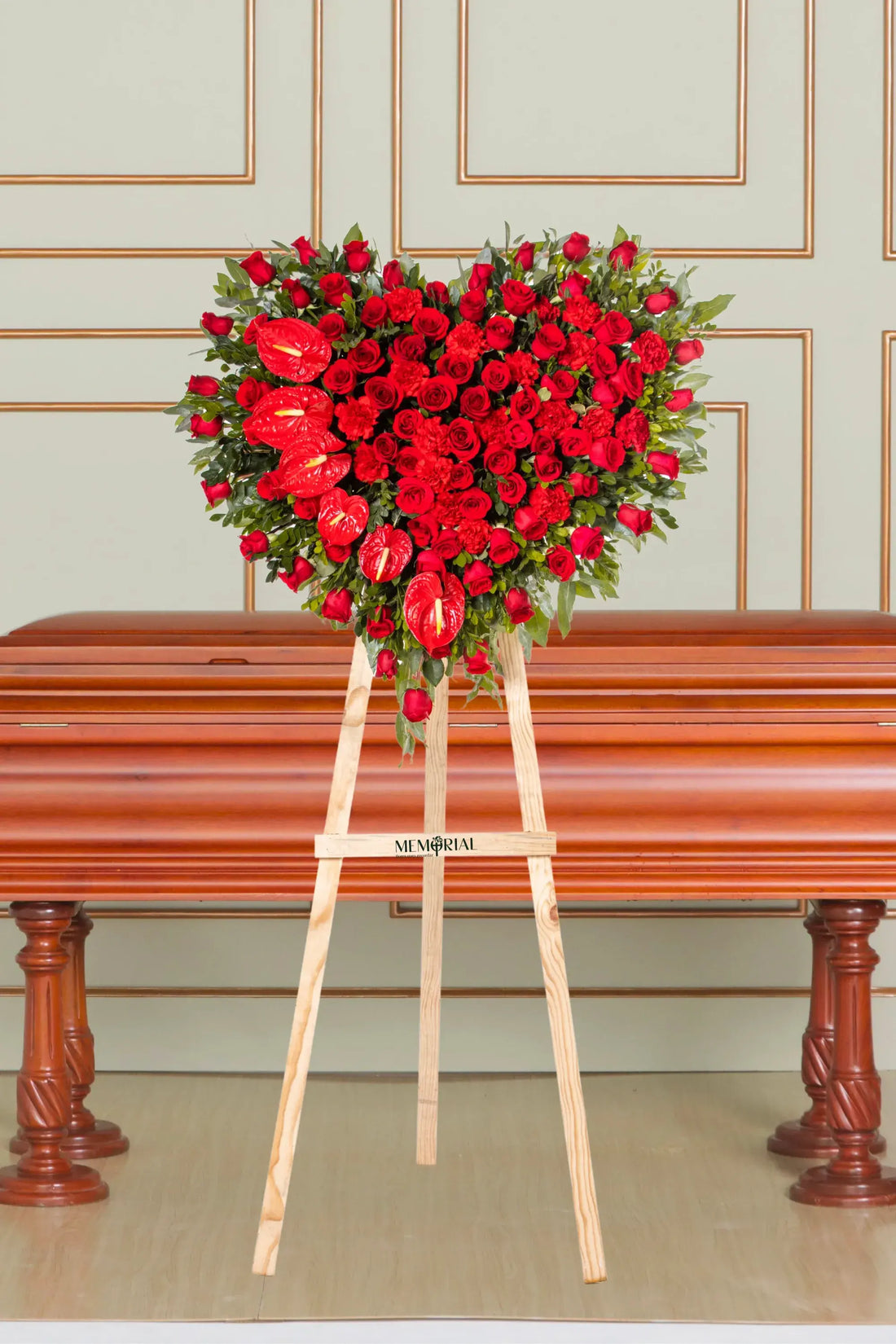 Corazón de Pasión con Rosas Rojas y Anturios