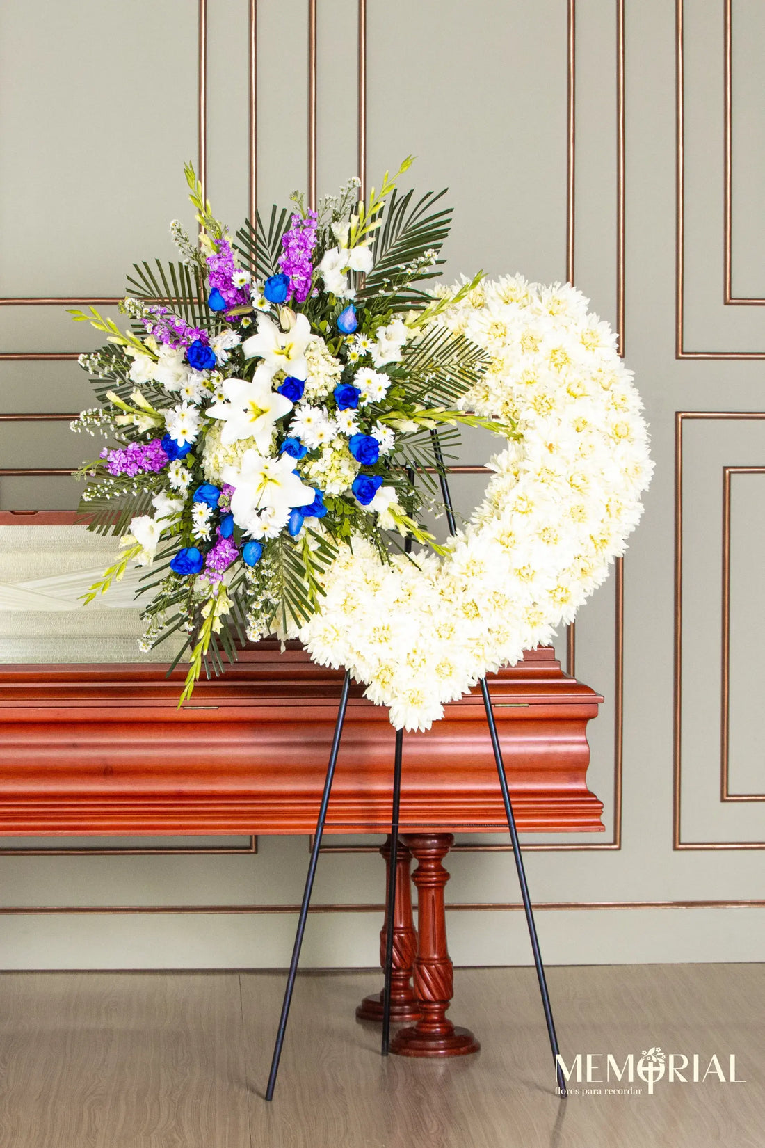 Cielo Sereno con Rosas Azules y Liliums