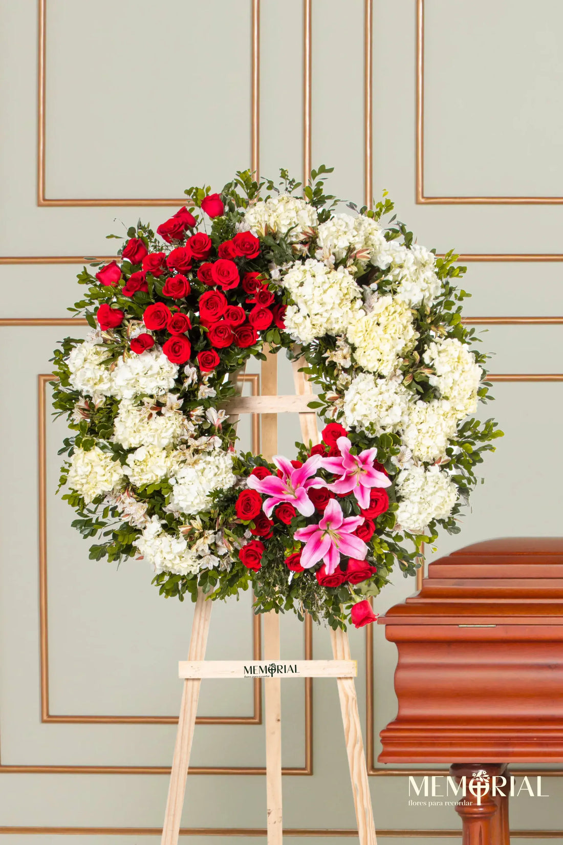Corona Circular de Hortensias con Rosas Rojas y Liliums