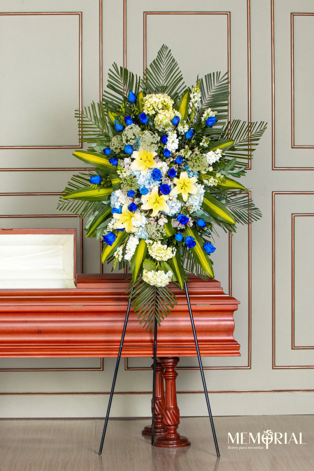 Corona Circular de Hortensia con Rosas Azules y Liliums