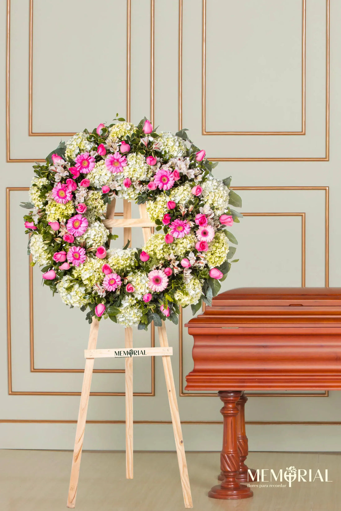 Corona Circular de Hortensias con Rosas Rosadas y Gerberas