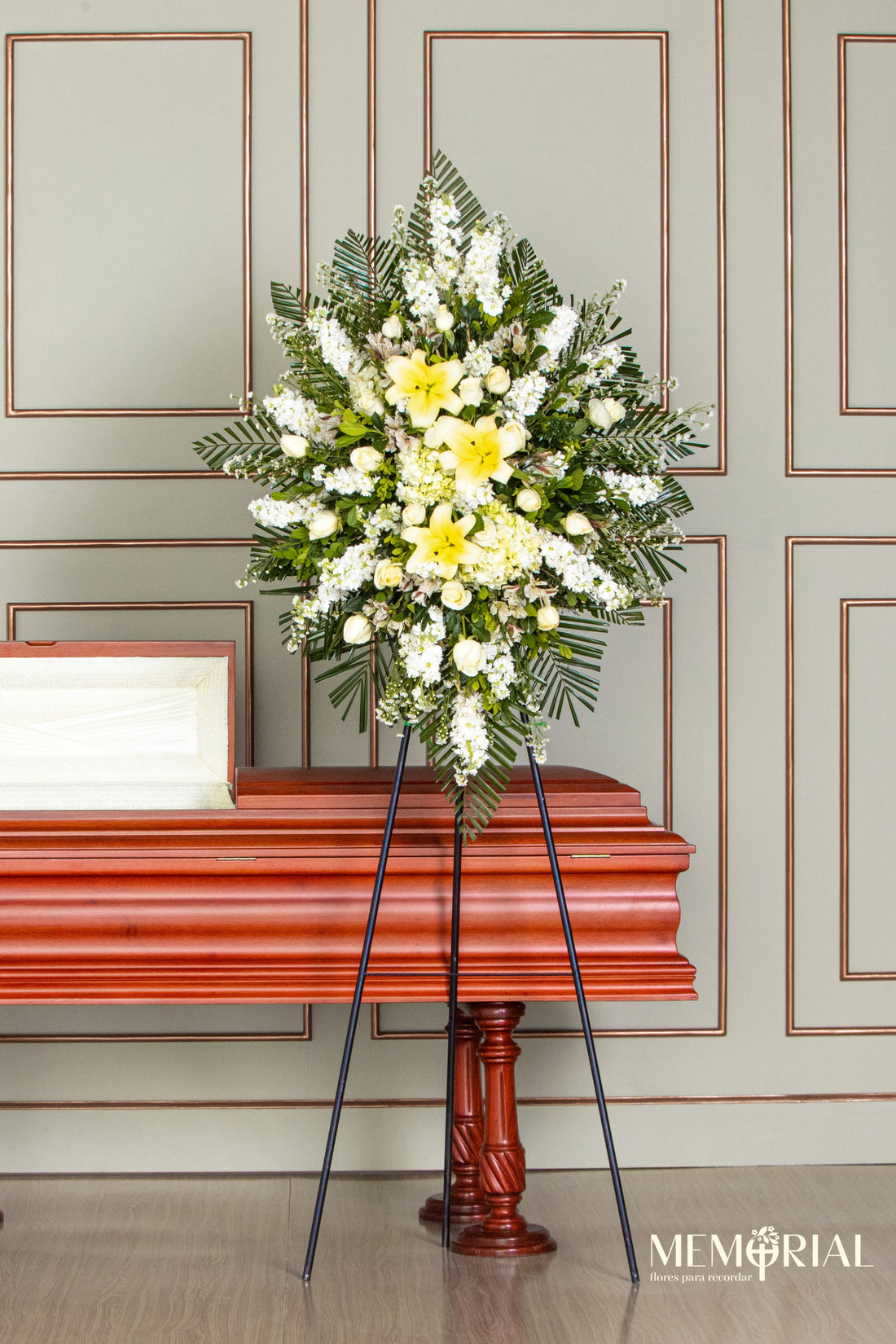 Corona de Hortensia con Rosas Blancas y Liliums