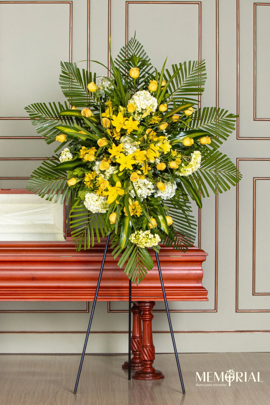 Corona de Palmeras con Hortensias, Rosas Amarillas y Liliums