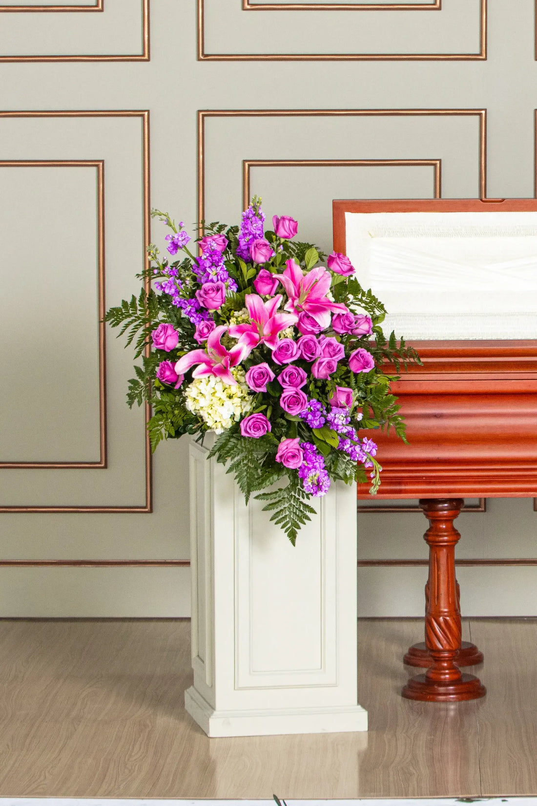 Lágrima de Piso con Rosas Lilas, Hortensia y Liliums
