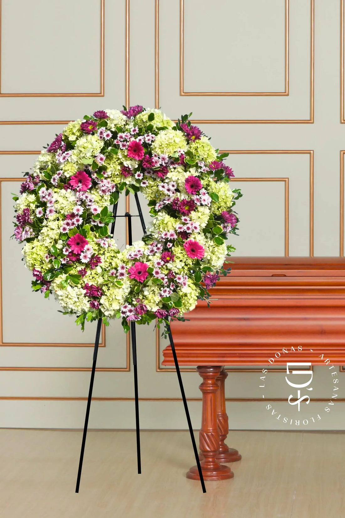 Corona Circular de Condolencias de Margaritas y Gerberas Fucsias